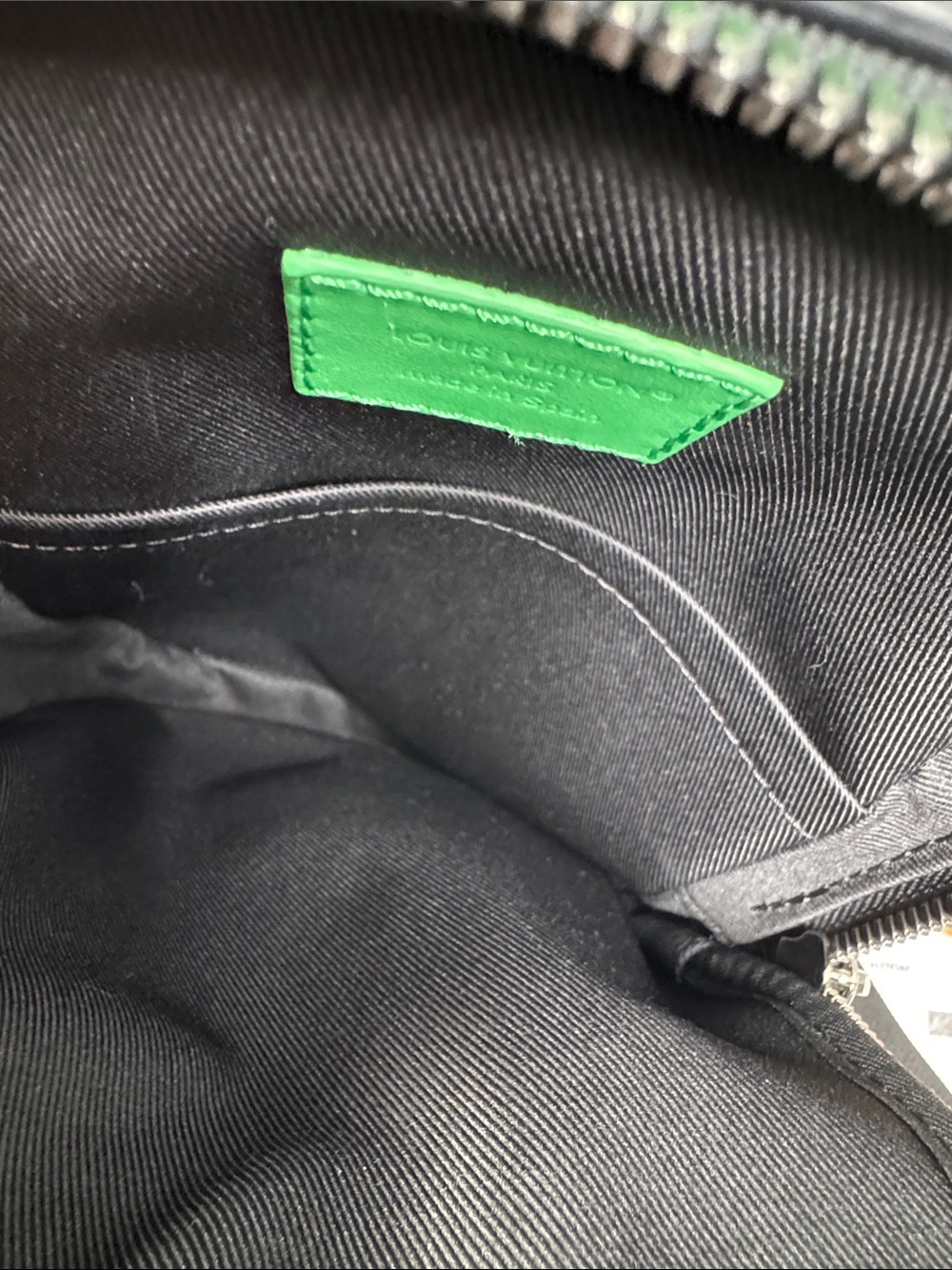 Unisex Louis Vuitton avenue slingbag eclipse black/green leather crossbody bag - Picture 8 of 13